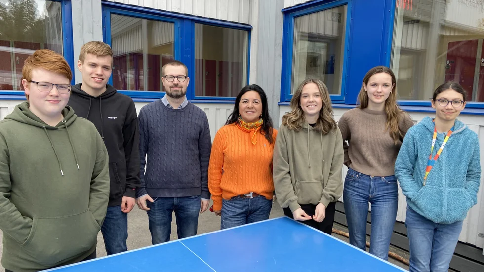 Hampus Niemelä, Olle Jansten, Marcus Ringkvist, Zandra Aase, Tilda Fjäll, Afon Hagman Kennell och Thea Pacini är med på British Juniors utbytesresa till Spanien.  Marcus Ringkvist och Zandra Aase är lärare i engelska respektive spanska. Övriga är elever i årskurs åtta.