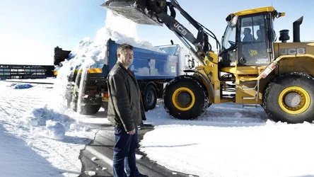 SnÃ¶ samlas pÃ¥ Tierps arena till blivande skidtÃ¤vling.Jonas Karlberg.