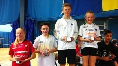 Adam Gozzi och Tilda Sjöö överst på prispallen i mixeddubbel U15