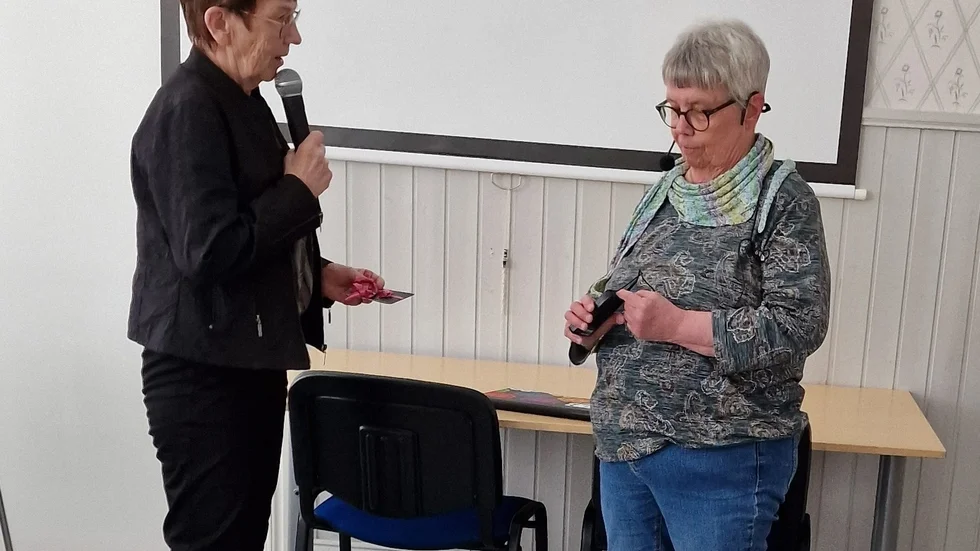 Nanny Öryd tackar Rita Carlsson för informationen.