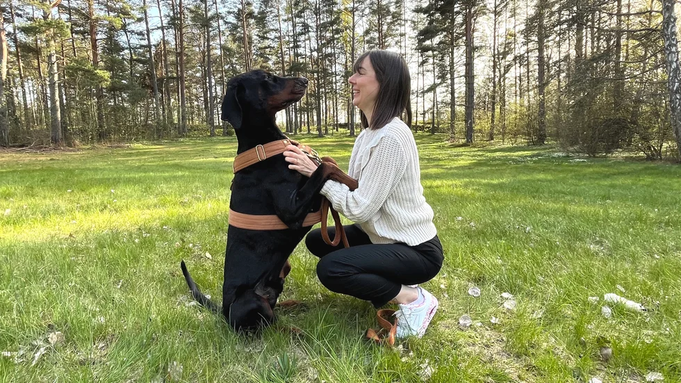 En inhägnad där hundar kan få släppas lösa, umgås med andra hundar, leka och träna, har länge efterfrågats i Västervik. Anjelina Södergren är glad att drömmen nu blir verklighet. Även hunden Atticus ser fram emot att få springa av sig på större ytor. 
