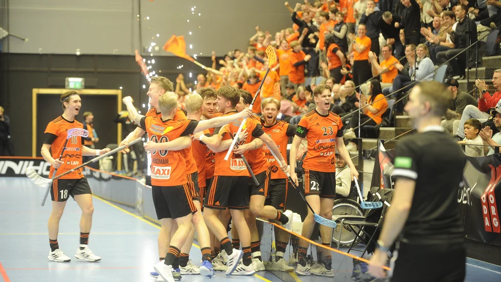 830 personer, med klackar för båda lagen, gjorde matchinramningen till bästa tänkbara.  "Magiskt" konstaterade Felix Rosander i Gnesta.