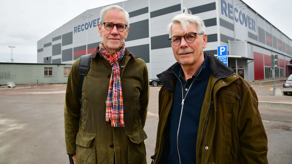 Börje Wennberg (t v) och Torbjörn Sunesson från Hallalliansen utanför Recoverhallen på Gränbyområdet. Nu jobbar alliansen för att gå till en inomhusarena med publikplatser i Uppsala. 