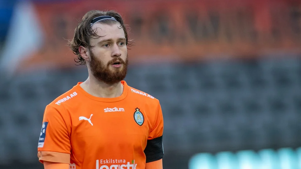 Gustav Severinsen skrev på för AFC i slutet av janauri men väljer nu att lämna efter bara fem månader i klubben. Totalt blev det åtta seriematcher i AFC-tröjan.