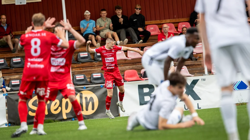 Stort jubel i Piteå IF efter William Videhults mål som gav tre viktiga poäng.