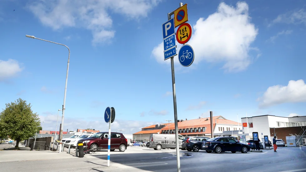 Första dagen med p-avgifter i Visby var det flera bilister som missade den lilla skylten högt upp på stolpen på Östercentrum.