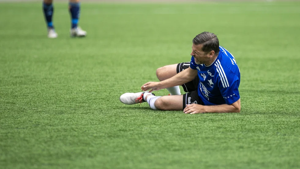 Lasse Ström skadade sig i lördagens uppvisningsmatch och har nu fått foten gipsad.