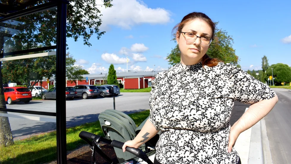 Linn Johansson Leinonen var på väg till BVC med bussen när en snäv sväng kastade omkull barnvagnen. Hennes två månader gamla bebis ramlade ut och fick flera skador som följd.