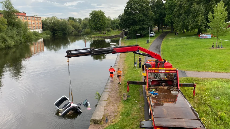 Den 6 augusti körde en personbil ner i Stångån i närheten av Kallerstadsbron. 