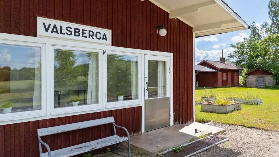 Valsberga stationshus var i bruk fram till sent sextiotal. 1973 såldes det av SJ som privatbostad.