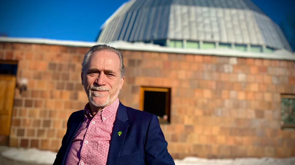 MP-toppen Daniel Helldén gjorde sitt första återbesök i Mjölkuddskyrkan sedan 1972. "Jag får varma känslor av att vara tillbaka", säger Helldén som även gästar MP:s distriktsstämma i Kalix i helgen. 