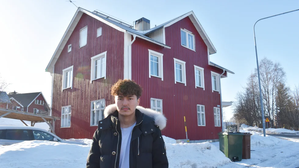 Akbar Mohammadi måste byta fönstren som redan är utbytta på hans hus, de ses på övre våningen samt vindsvåningen. På bottenplan finns originalfönstren kvar, nya är köpta men får inte monteras