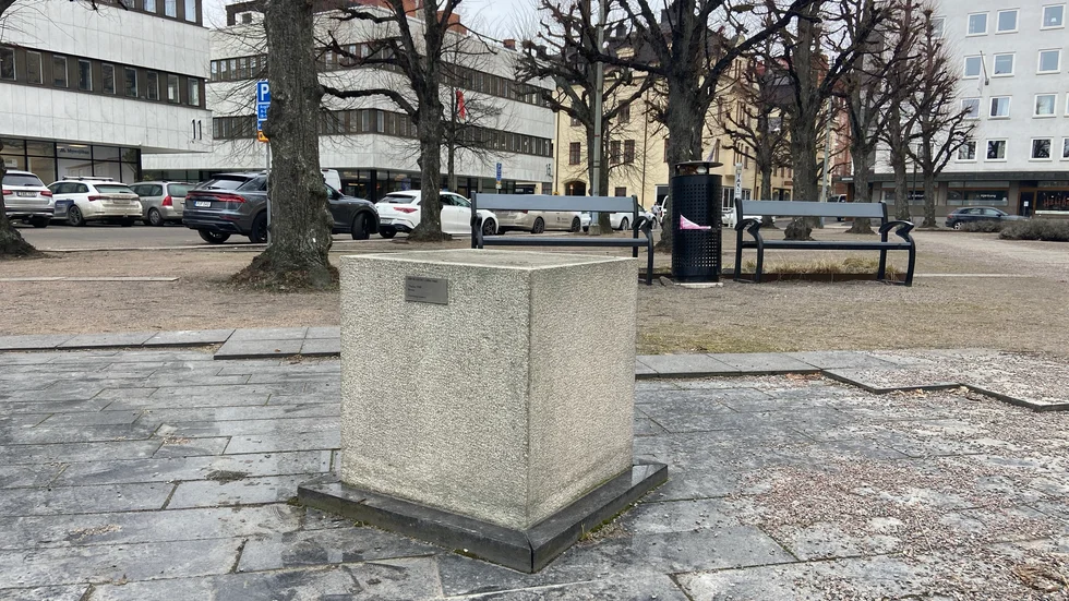 Det är flera som uppmärksammat att skulpturen "Thalia" har flyttats från sin plats vid Östgötateatern.