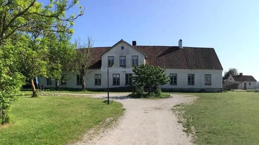 När den föräldrakooperativa förskolan skulle flytta in fick bygdegårdsföreningen låna pengar, av regionen, till upprustning.