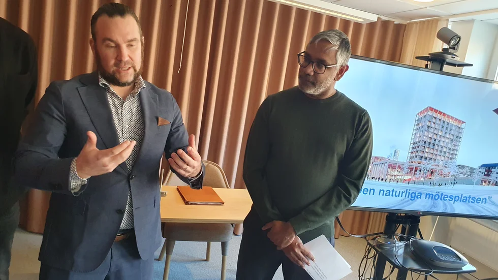 Tobias Lindfors är vd för Student consulting, här med kommunalråd Fredrik Hansson. 
