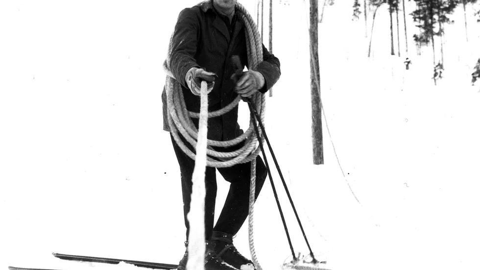 Gösta Edström i arbete med den enkla replift som alpina klubben i Arvidsjaur införskaffade på 1950-talet.