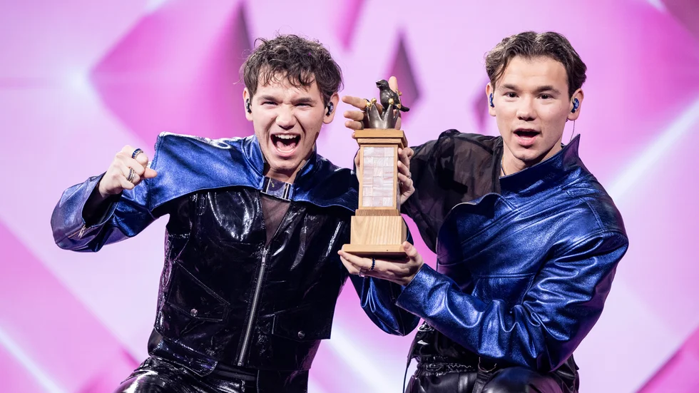 STOCKHOLM, SVERIGE 20240309
Marcus & Martinus med vinnarstatyetten Sångfågeln efter att med bidraget ”Unforgettable” vunnit lördagens final av Melodifestivalen 2024 i Friends Arena.
Foto: Christine Olsson / TT / Kod 10430