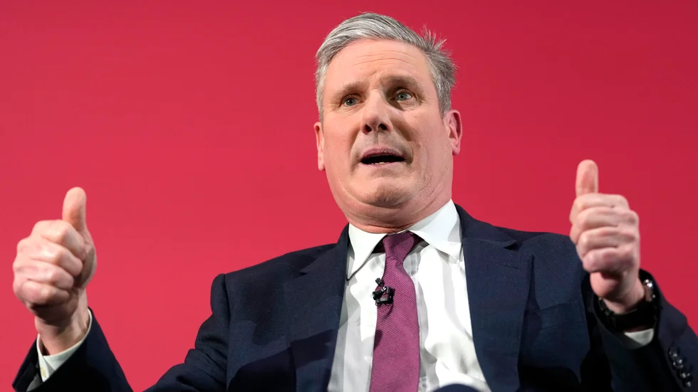 Keir Starmer leder sedan april 2020 det brittiska oppositionspartiet Labour. Starmer har gjort ett hästjobb för att rensa ut antisemitismen i partiet. Och Labour går mycket starkt i opinionen. Men kriget mellan Israel och Gaza kan komma att ställa till problem i höstens parlamentsval.