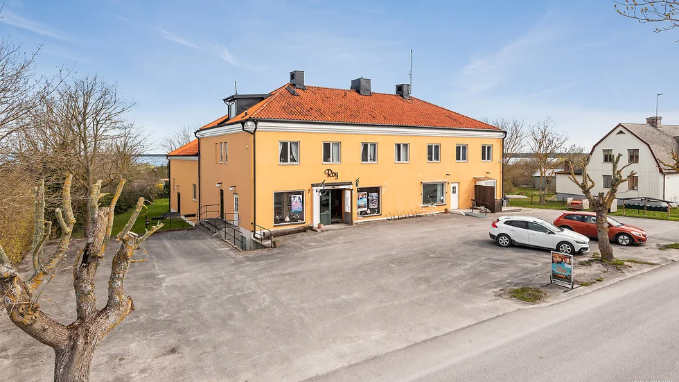Biograf Roy i Fårösund invigdes redan i oktober 1940. Sedan 2017 har verksamheten, som förutom biografen består av lägenhetsuthyrning, drivits av Anette Gjörloff Wingren och Christer Wingren. 