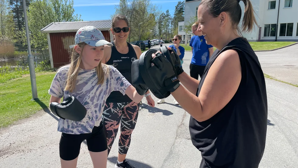 Carin Dahlin testar box med Borensbergs gymnastikförening.