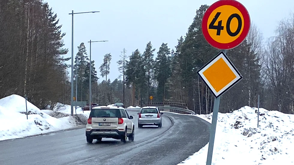 Skribenten tycker att hastighetsbegränsningarna är märkliga på Klockarbergsvägen.