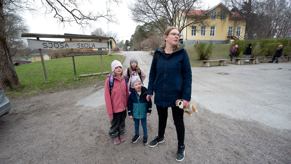 Tina Hornvall med barnen Fanny, Tyra och Troy vid Sjösa skola. Tina Hornvall tycker det är ”riktigt dåligt att ta resurser från skolan".