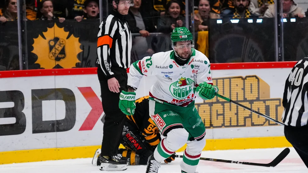 Zaar åker i väg efter att ha tacklat Jonathan Pudas. Tacklingen tog rakt i huvudet.