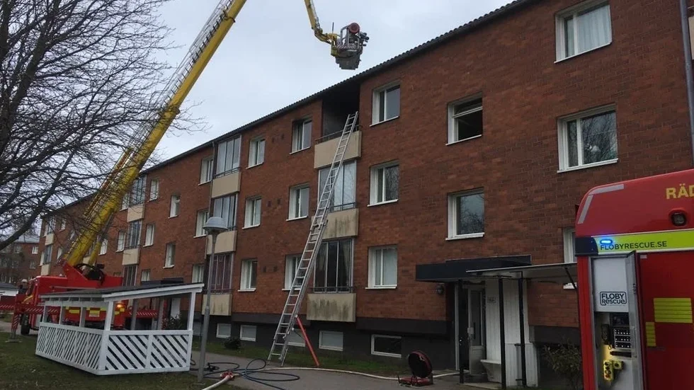 Det var vid 15.30-tiden på måndagen som brandlarmet inkom från flerfamiljshuset.