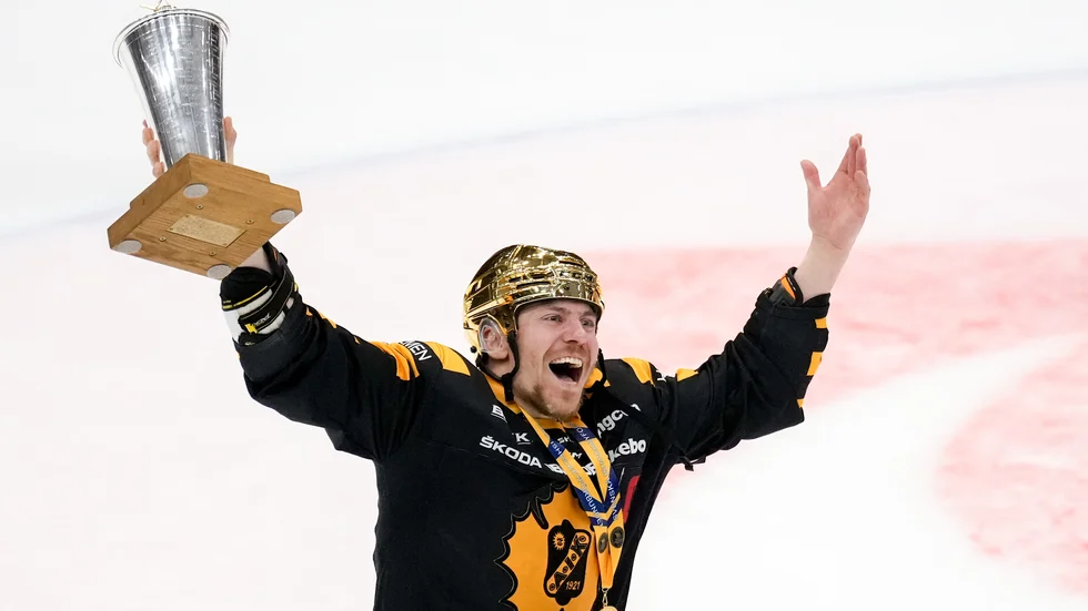 Skellefteå's Pär Lindholm celebrates the win.
