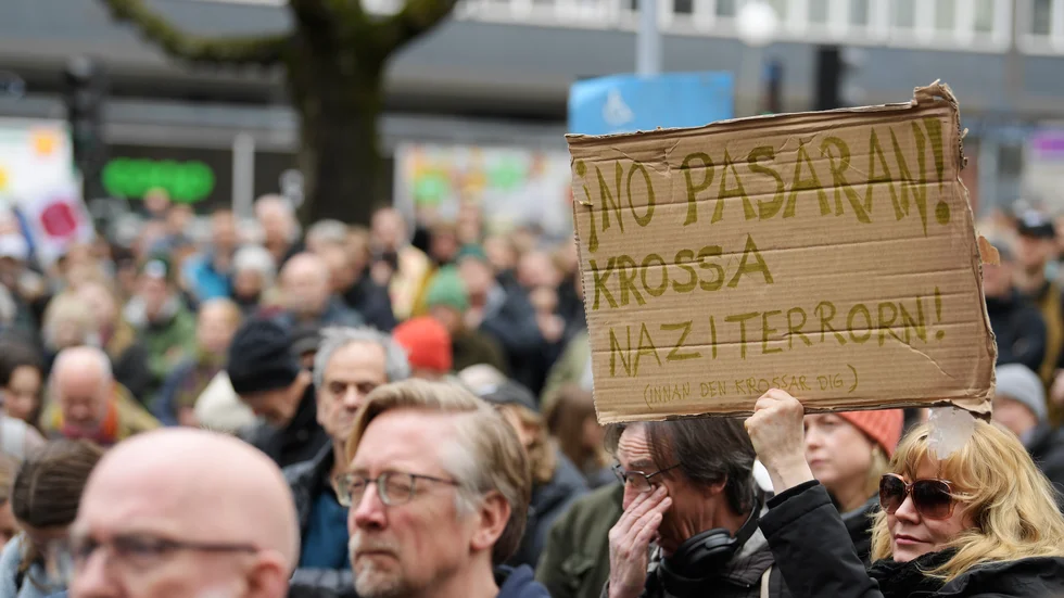 Tusentals demonstranter samlades under en gemensam antifascistisk manifestation utanför teater Moment på Gubbängstorget under lördagen med anledning av onsdagskvällens attack mot Vänsterpartiets och Miljöpartiets möte i Gubbängen.