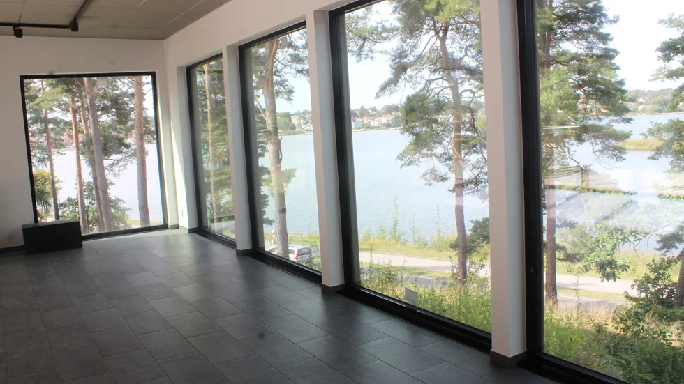 Från Kulbackens nya tillbyggnad ger sex stora panoramafönster en förnämlig utsikt över Gamlebyviken.