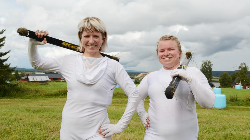 Lena Bondeson och Mandi Tiukkanen i föreställningen "Vinterkriget - en skidbalett på rullskidor"