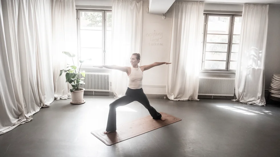 "Jag vet att yoga är jättebra och att jag har både fräknar och tre knölar på benet", skriver Jenny Persson.