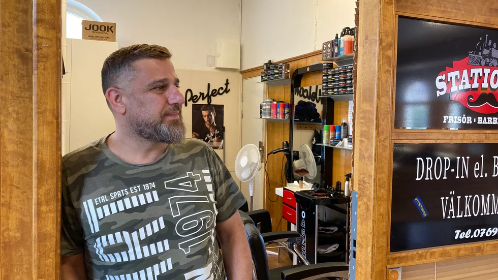 Safi Naser driver Salong stationen i Enköpings järnvägsstation. Han får lägga tid på att svara på resenärernas frågor nu när han är den enda verksamheten som finns kvar i byggnaden.