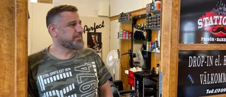 Frisören får svara på resenärernas frågor i det öde stationshuset