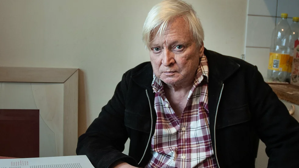 Stig Larsson (född 1955) debuterade 1979 med romanen "Autisterna". Han har förutom att skriva romaner även varit verksam som poet, dramatiker, regissör, filmskapare och kritiker. Senast gav han 2017 ut boken "Folk på ön".