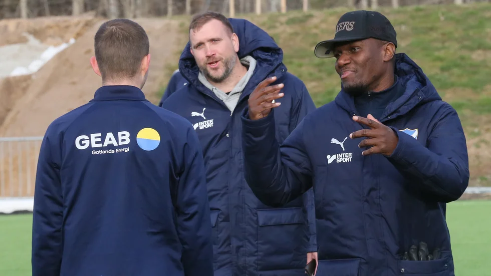 Robert Mambo Mumba, IFK Visby fortsätter som tränare i IFK Visby och även Christian Johansson (vänster) blir kvar i klubben.