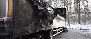 Se förödelsen efter branden: Lastbilssläp övertänt vid bensinmack