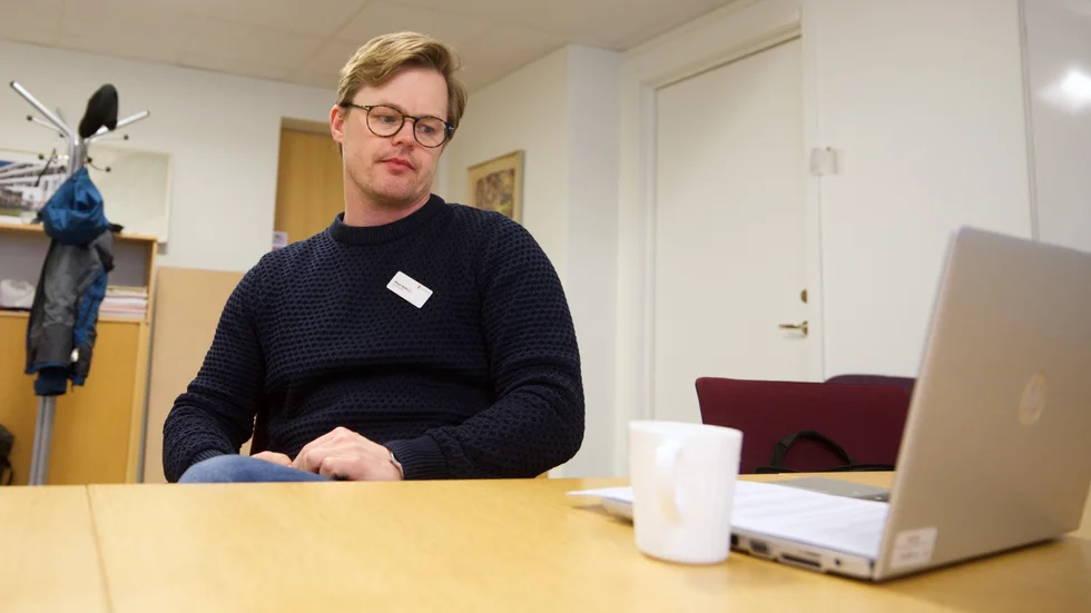 Utbildningsrådet Mikael Wallin (L) ser inga problem med att han sitter i friskolan Curt Nicolingymnasiets styrelse, samtidigt som han är med och driver och beslutar om att stoppa elevintaget på den kommunala gymnasieskolan, Bergska gymnasiet. 