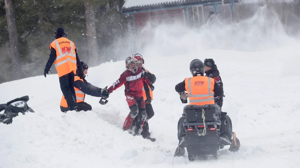 Nårsa kunde ta några steg innan han föll ihop på marken. 