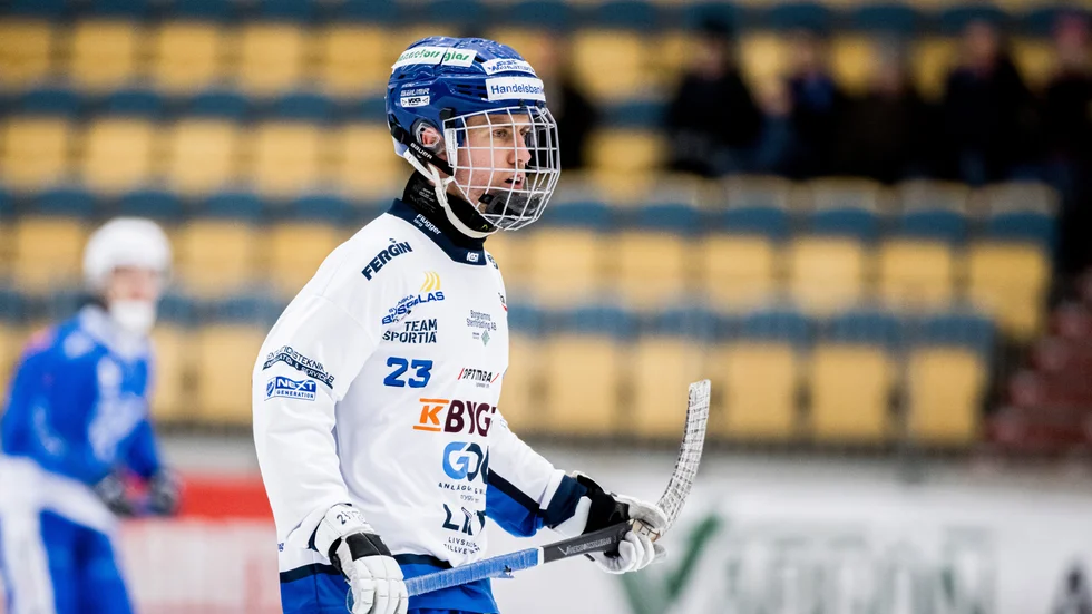 Lidköpingssonen Philip Florén gjorde sju säsonger i elitserien med IFK Motala 2017-2024 och sköt över 200 mål de åren. Nu är han värvad till Gripen Trollhättan för att göra mål där. På fredagen startar elitserien.