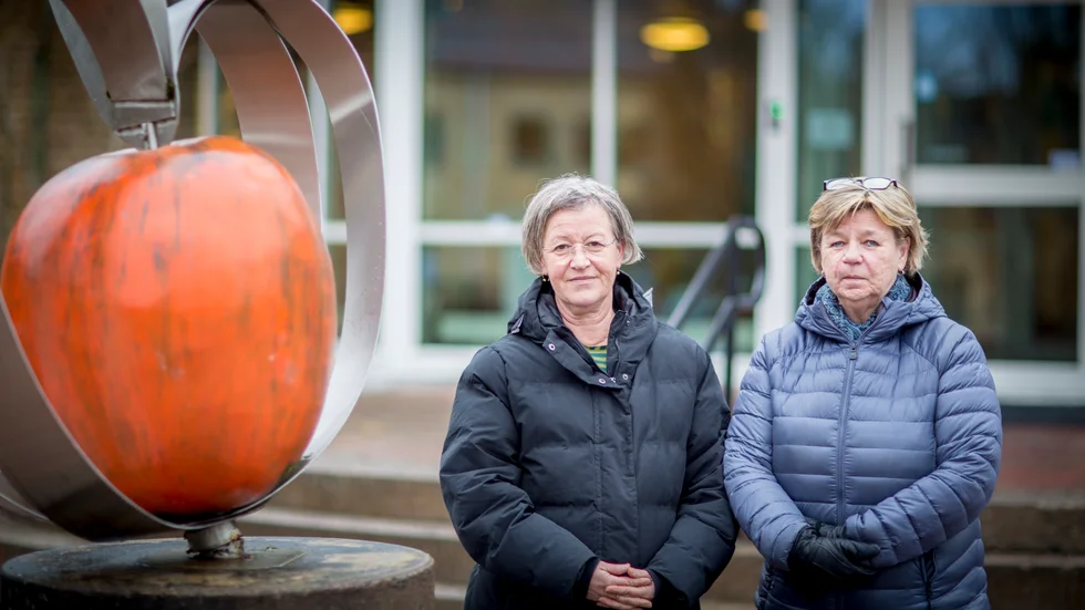 Lärarna Anita Eriksson och Ann-Sofie Blom på Åsa folkhögskola protesterar mot att antalet kursdeltagare som avvisas har ökat drastiskt den senaste tiden.