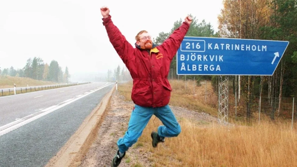 Olle Ericsson, trädgårdsmästare i Björkvik, hoppar högt av glädje för den nya avfarten från motorvägen mot Björkvik. Bilden togs den 16 oktober 1996. 