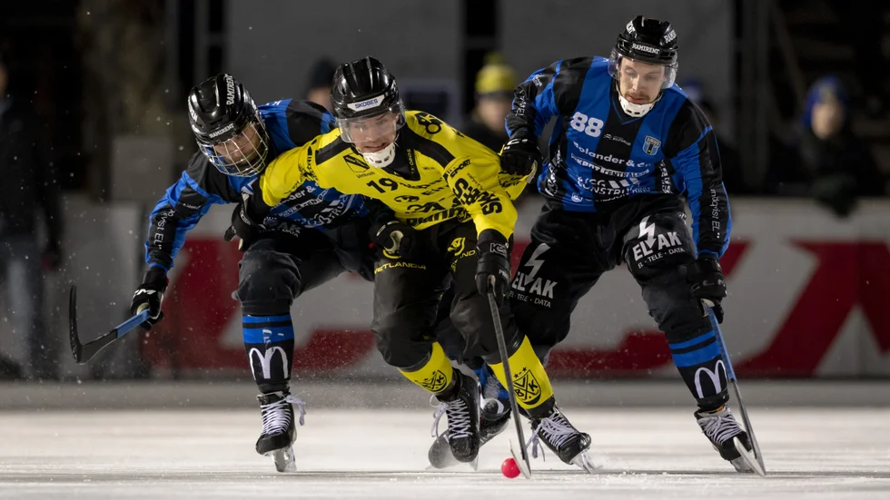  Sirius Jerker Ortman (galler) och Samuel Heeger jagar Vetlandas Albin Rehnholm.
