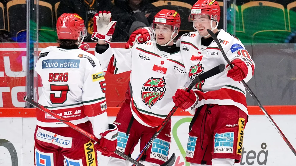Adam Pettersson klappas om efter att han gett Modo ledningen mot Skellefteå AIK.