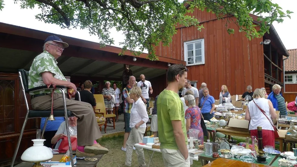 Här sitter Bengt Ljungcrantz, på bilden 81 år, och väntar på att visningen ska bli klar så att han kan börja ropa ut auktionsföremålen.