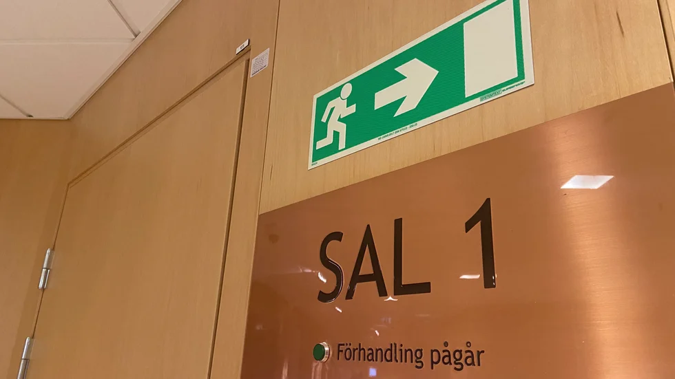 Mordrättegången hålls i Nyköpings tingsrätt. 