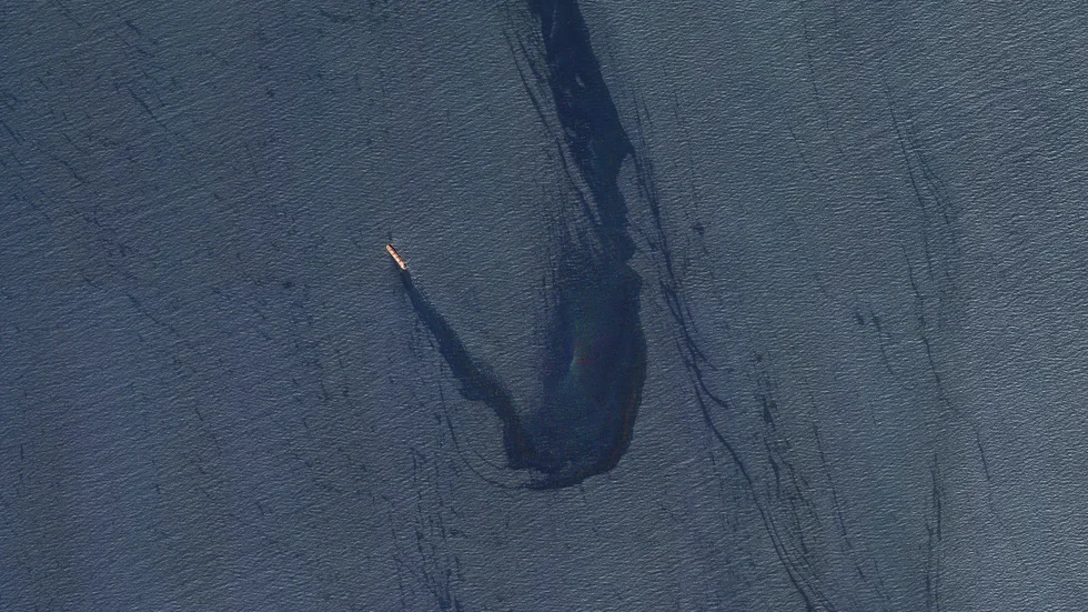På den här satellitbilden, tillhandahållen av Planet Labs, syns hur lastfartyget Rubymar läcker olja i Röda havet.