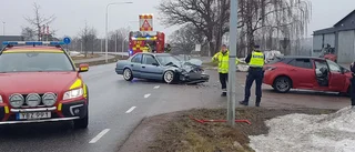 Två personer till sjukhus efter krock