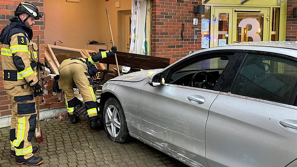 Bilen kraschade in i byggnaden så att ett fönster förstördes. 
